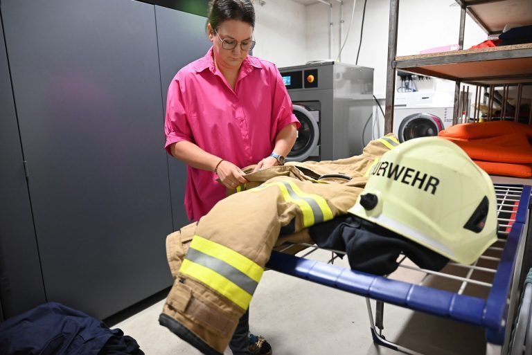 Stefanie Grabher hat es sich zur Aufgabe gemacht, die Schutzanzüge der Feuerwehr von den gesundheitsschädlichen Stoffen zu reinigen. - Wasser marsch für Feuerwehranzüge - Wasser marsch für Feuerwehranzüge