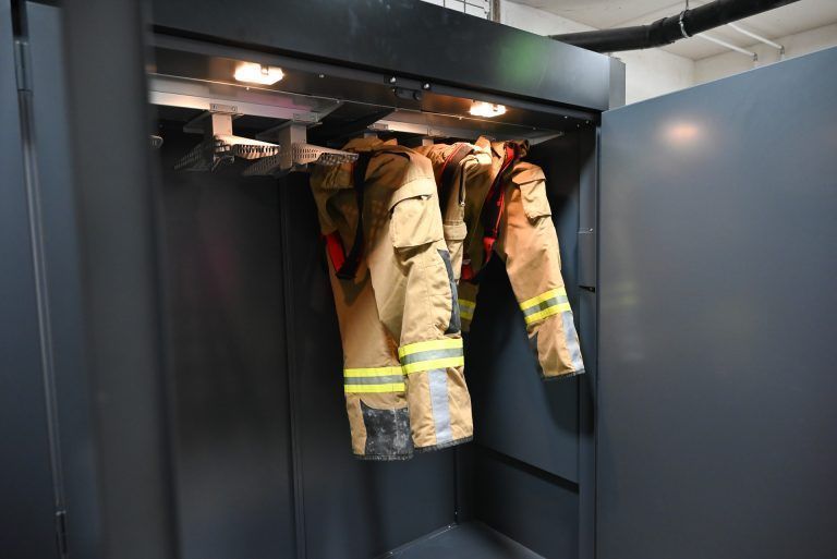 In einem speziellen Trockenschrank werden die Anzüge schonend getrocknet, sodass sich die Fasern nach dem Waschen wieder schließen können. - Wasser marsch für Feuerwehranzüge - Wasser marsch für Feuerwehranzüge