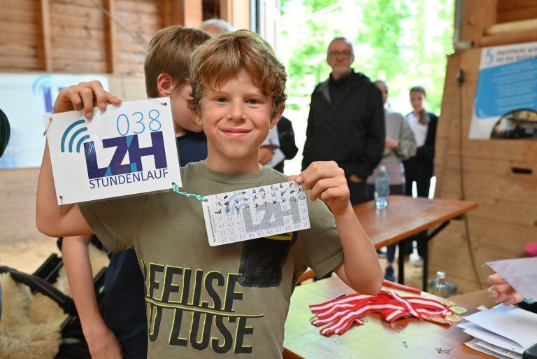 Anton Jochum (10) rann fleißig seine Runden. Sein Papa musste anschließend 30 Euro für den guten Zweck bezahlen. - Sportlicher Einsatz für hörbeeinträchtigte Kinder - Sportlicher Einsatz für hörbeeinträchtigte Kinder