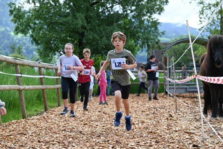 Rund um den Reitstall ging die Laufstrecke. - Sportlicher Einsatz für hörbeeinträchtigte Kinder - Sportlicher Einsatz für hörbeeinträchtigte Kinder