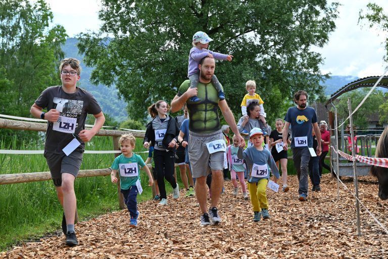 Mit vollem Einsatz machten große wie kleine Teilnehmer mit. - Sportlicher Einsatz für hörbeeinträchtigte Kinder - Sportlicher Einsatz für hörbeeinträchtigte Kinder