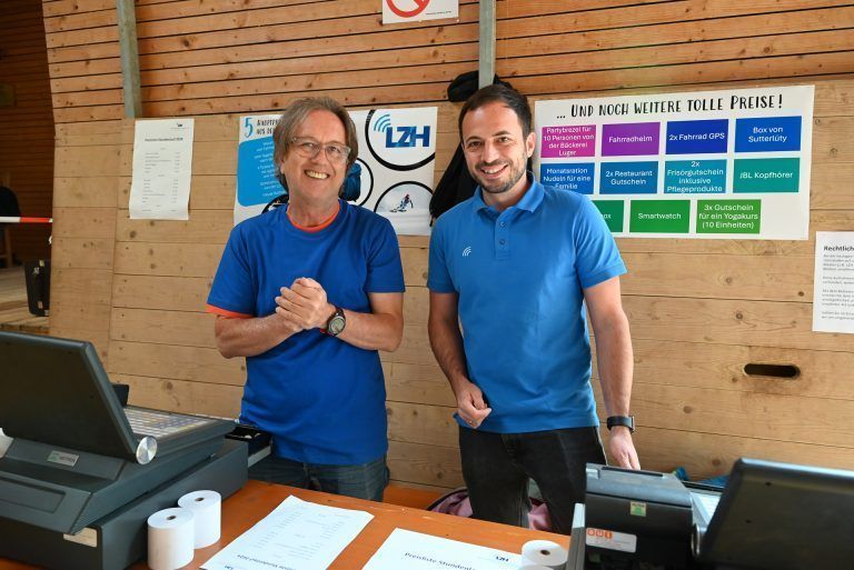 Andi Linder mit Stefan Mathis, Leiter der Hörtechnik, an der Bonkassa. - Sportlicher Einsatz für hörbeeinträchtigte Kinder - Sportlicher Einsatz für hörbeeinträchtigte Kinder