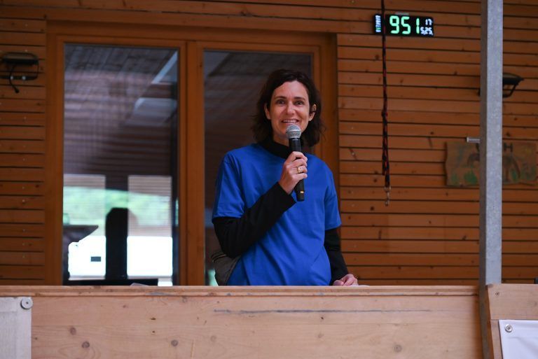 Schulleiterin Andrea Jonach begrrüßte alle Gäste und freute sich, dass so viele beim Stundenlauf mitmachten. - Sportlicher Einsatz für hörbeeinträchtigte Kinder - Sportlicher Einsatz für hörbeeinträchtigte Kinder