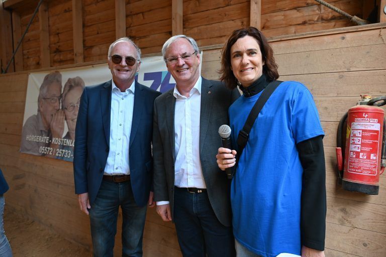 LZH-Geschäftsführer Johannes Mathis, Landtagspräsident Harald Sonderegger und Schulleiterin Andrea Jonach. - Sportlicher Einsatz für hörbeeinträchtigte Kinder - Sportlicher Einsatz für hörbeeinträchtigte Kinder
