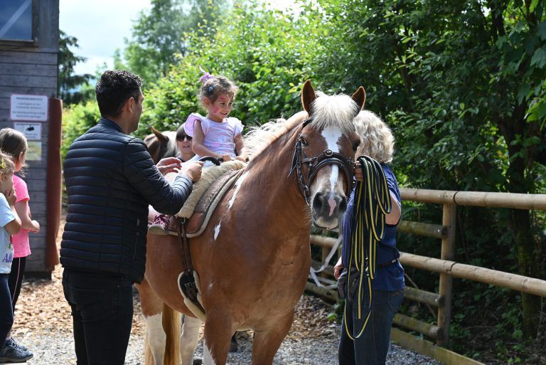 Nach dem Lauf durften die Kinder auf den Therapiepferden eine Runde drehen. - Sportlicher Einsatz für hörbeeinträchtigte Kinder - Sportlicher Einsatz für hörbeeinträchtigte Kinder