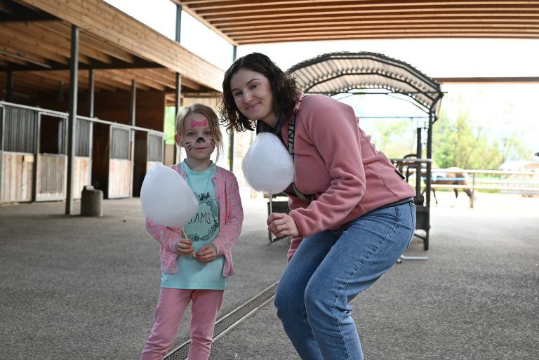 Olivia und Anabel genossen eine leckere Zuckerwatte. - Sportlicher Einsatz für hörbeeinträchtigte Kinder - Sportlicher Einsatz für hörbeeinträchtigte Kinder