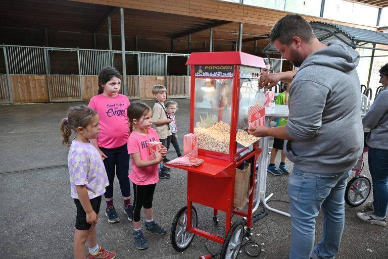 Die Hörtechnik spendierte neben der Zuckerwatte auch Popcorn für die Kinder. - Sportlicher Einsatz für hörbeeinträchtigte Kinder - Sportlicher Einsatz für hörbeeinträchtigte Kinder