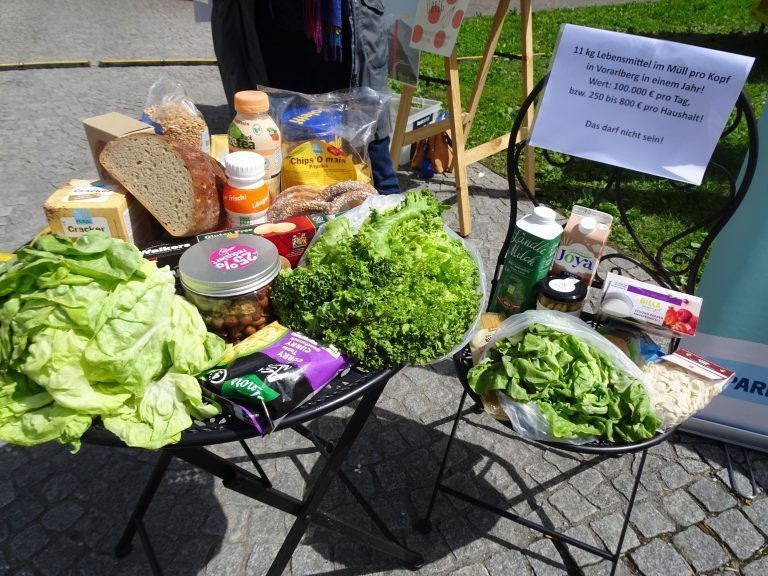 Anschaulich wurde demonstriert, wie viele Lebensmittel jedes Jahr pro Kopf in Vorarlberg in der Tonne landen. - Brotchips, Resterezepte und Bewusstsein schaffen - Tag der Lebensmittelrettung Aktion