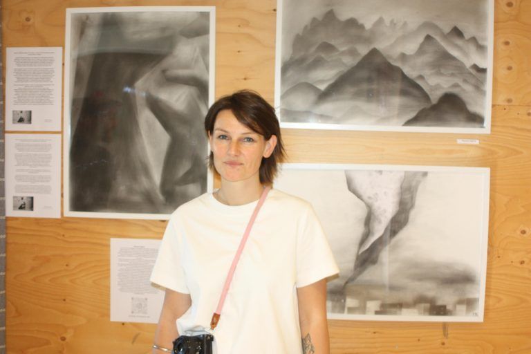Maryna Liapina die Organisatorin und selbst Künstlerin - Vernissage im VogelfreiRaum