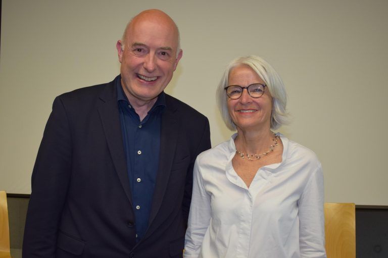 Direktor Ariel Lang und VWA-Koordinatorin Susanne Greber-Germann. - Ein Abend der Wissenschaft und Musik