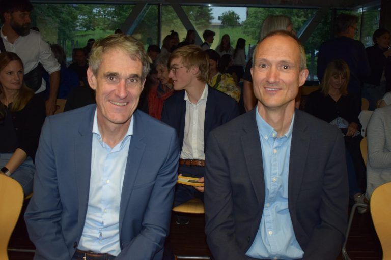 Unter den Zuhörern: Elternvereinsobmann Dr. Alois Flatz und Administrator Norbert Willi. - Ein Abend der Wissenschaft und Musik