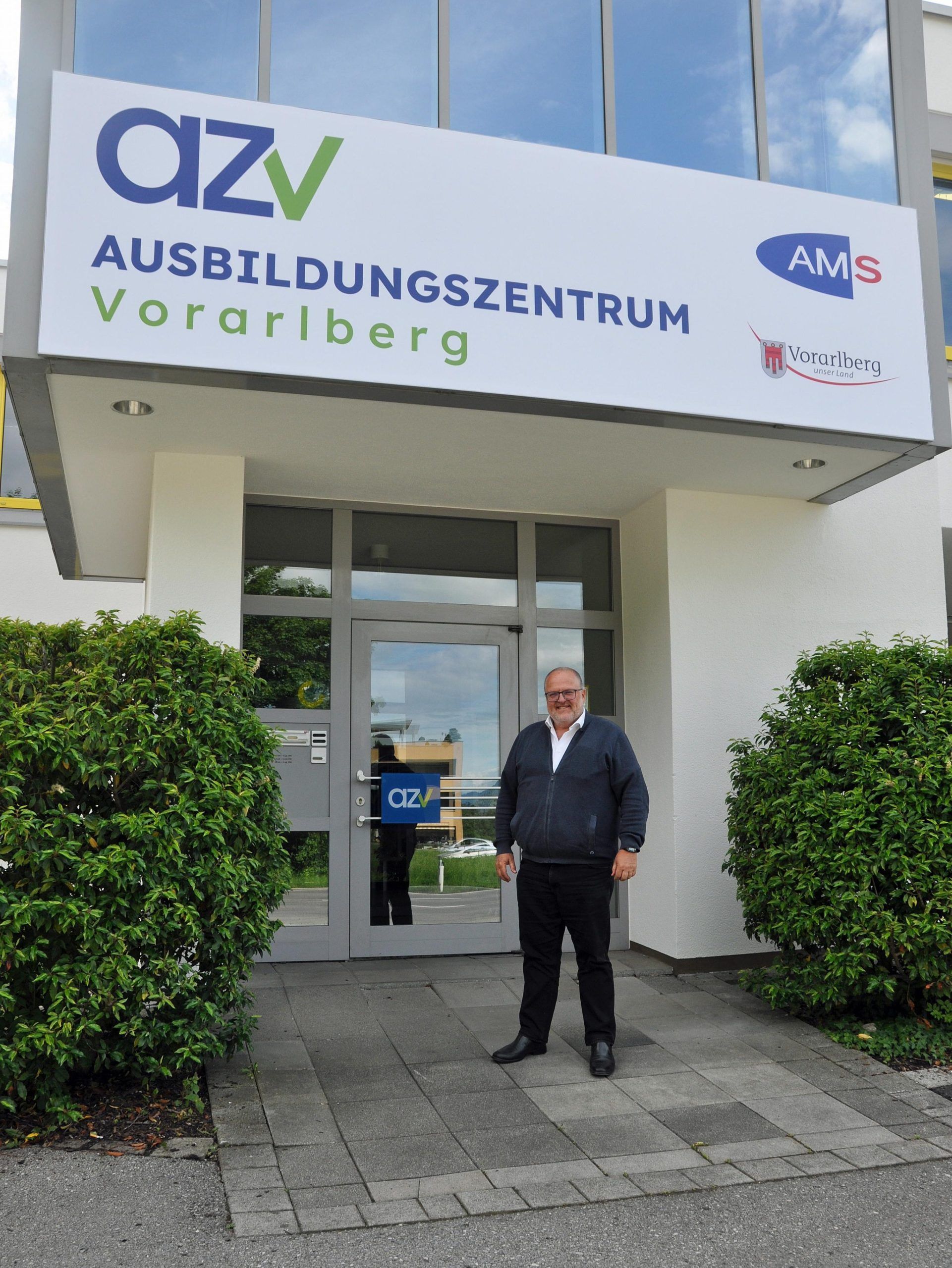 Ernst Schmid ist seit 2020 Geschäftsführer des Ausbildungszentrums Vorarlberg. - AZV-Standort Diepoldsauerstraße eröffnet