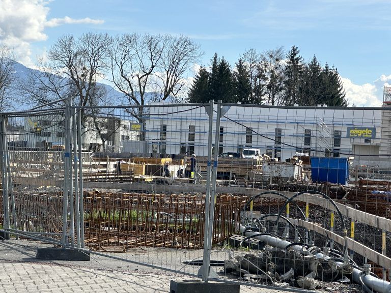 Baustelle in Hard beim Falkenweg: Neues Ortsteilzentrum Bommen bei Bahnhof und Kindergarten Falkenweg