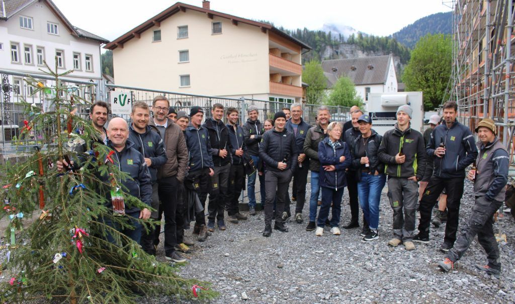 Firstbaum auf der neuen Bezauer Schule