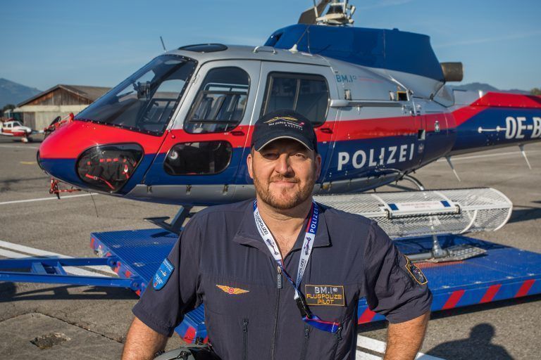 50 Jahre Helistützpunkt, bitte Bild vom Polizeihubschrauber Libelle machen + Detailfotos. Wird ein sprechendes Bild. Zudem Bild von Stützpunktleiter Jürgen Albrecht machen. Flugplatz Hohenems, Polizei, BMI