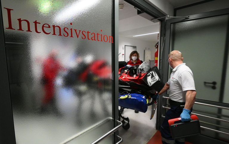 ABD0003_20211204 – HRINGEN – DEUTSCHLAND: 02.12.2021, Baden-Wrttemberg, hringen: Ein Rettungssanitter hilft einem Team der DRF Luftrettung dabei, einen Patienten aus der Intensivstation des Hohenloher Krankenhauses zu schieben, um ihm zum DRF-Rettungshubschrauber Christoph 51 zu bringen. Die DRF transportierte bei dem Einsatz einen Patienten, der nicht an Covid-19 erkrankt ist, im DRF-Rettungshubschrauber Christoph 51 aus der […]