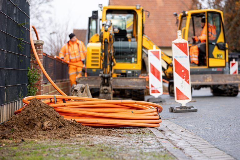 ABD0004_20211208 – SCHULENBURG – DEUTSCHLAND: 02.12.2021, Niedersachsen, Schulenburg: Arbeiter sind mit Bagger und Spaten an einer Straße mit der Erdverlegung von Glasfaserkabeln beschftigt. Foto: Moritz Frankenberg/dpa +++ dpa-Bildfunk +++. – FOTO: APA/dpa/Moritz Frankenberg
