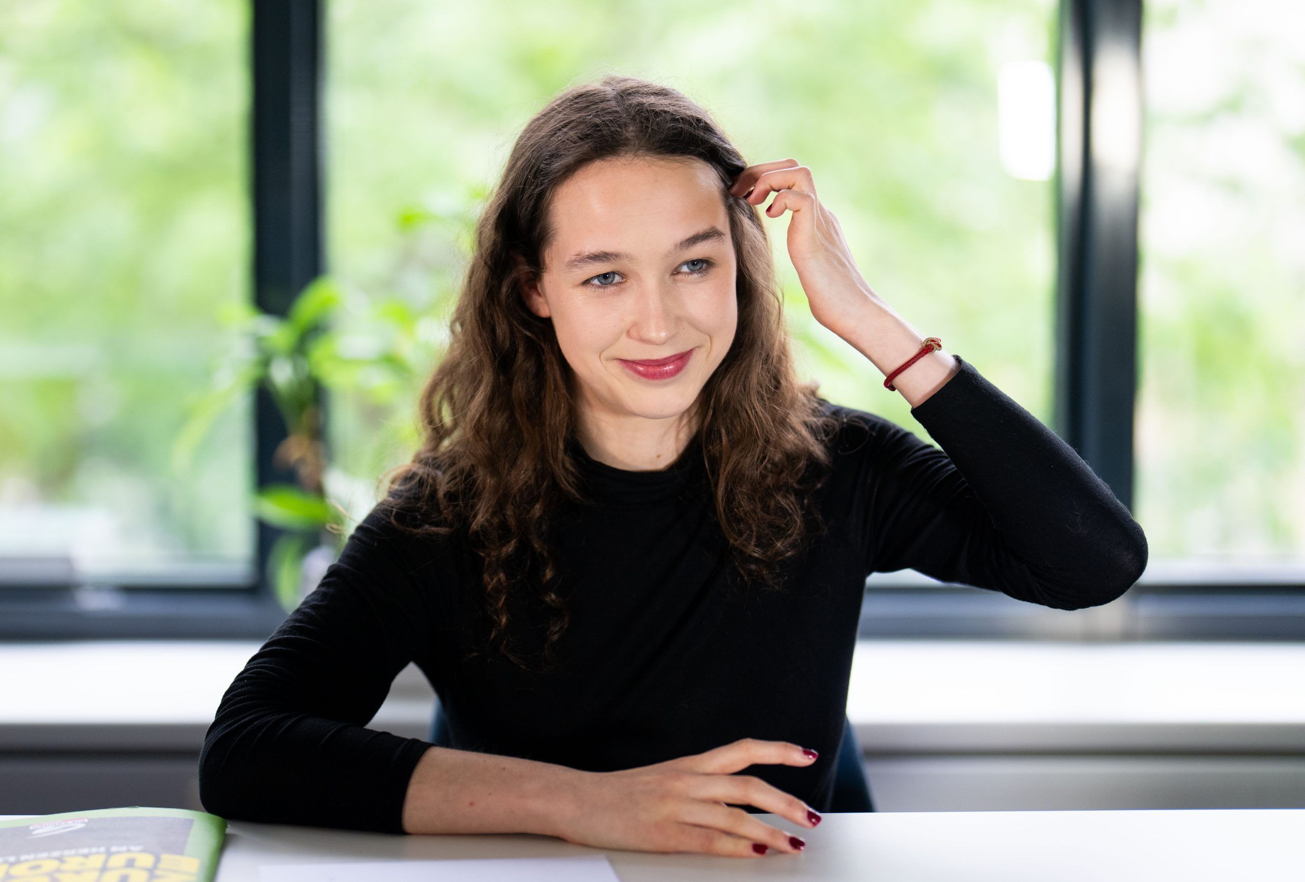 ABD0004_20240504 – WIEN –
STERREICH: Grnen-Spitzenkandidatin Lena Schilling am Freitag, 03. Mai 2024, im Rahmen eines Interviews mit der APA – Austria Presse Agentur in Wien. – FOTO: APA/GEORG HOCHMUTH