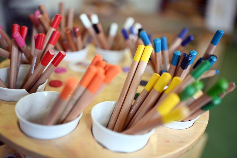 ABD0005_20240202 – KARLSRUHE – DEUTSCHLAND: PRODUKTION – 26.01.2024, Baden-Wrttemberg, Karlsruhe: In der Kita element-i Kinderhaus ÇSternguckerÈ stehen Buntstifte auf einem Tisch. (zu dpa ÇDiskussion um Kita-Gesetz: Fraktionen offen fr BetreuungsverbesserungrungÈ) (zu dpa: ÇDiskussion um Kita-Gesetz: Fraktionen offen fr BetreuungsverbesserungÈ) Foto: Uli Deck/dpa +++ dpa-Bildfunk +++. – FOTO: APA/dpa/Uli Deck