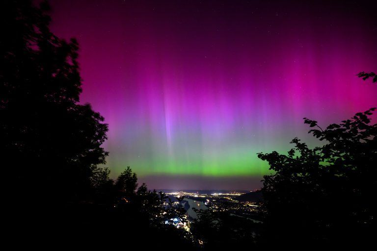 ABD0005_20240511 – KLOSTERNEUBURG – STERREICH: ZU APA0321 VOM 10.5.2024 – Polarlichter leuchten in der Nacht auf Samstag, 11. Mai 2024, ber Klosterneuburg und Korneuburg. – FOTO: APA/MAX SLOVENCIK