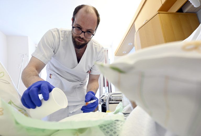 ABD0006_20230505 – WIEN – STERREICH: ++ THEMENBILD ++ Illustration zu den Themen “Pflege/Pflegepersonal/Krankenpflege/Gesundheitsbedienstete/Spital/Krankenhaus: Im Bild ein Krankenpfleger bei der Blutabnahme am Donnerstag, 04. Mai 2023, in einem Krankenhaus in Wien. – FOTO: APA/HANS KLAUS TECHT – ++ WIR WEISEN AUSDRCKLICH DARAUF HIN, DASS EINE VERWENDUNG DES BILDES AUS MEDIEN- UND/ODER URHEBERRECHTLICHEN GRNDEN AUSSCHLIESSLICH IM ZUSAMMENHANG […]