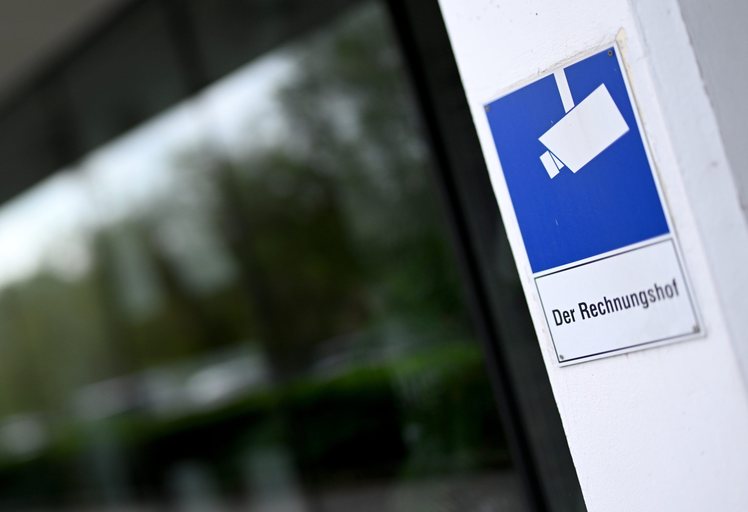 ABD0007_20230424 – WIEN – STERREICH: ++ THEMENBILD ++ Eine Hinweisschild am Sitz des Rechnungshofes in Wien am Montag, 24. April 2023. Der Rechnungshof sterreich ist ein unabhngiges Organ des Nationalrates. Ihm obliegt die Prfung der Finanzgebarung. – FOTO: APA/ROLAND SCHLAGER