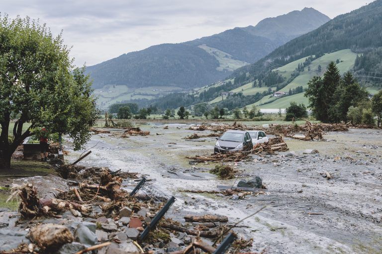 ABD0020_20230818 – HOLLERSBACH –
STERREICH: ZU APA0052 VOM 18.8.2023 – Starker Regen hat in Teilen Salzburgs in der Nacht auf Freitag, 18. August 2023 zu Murenabgngen und berflutungen gesorgt. Im Bild: Autos die durch eine Mure beschdigt wurden, in Hollersbach in der Nhe von Mittersill, aufgenommen am Freitag, 18. August 2023. – FOTO: APA/EXPA/ JFK