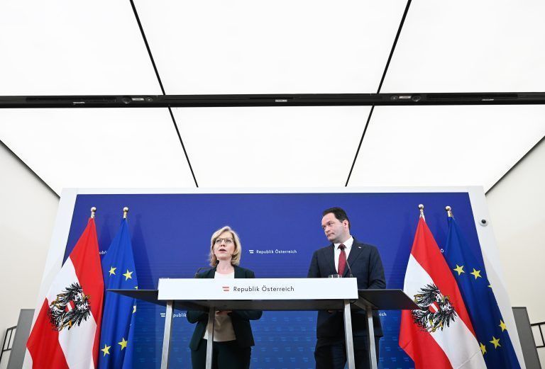 ABD0026_20240515 – WIEN – STERREICH: Umweltschutzministerin Leonore Gewessler (Grne) und Landwirtschaftsminister Norbert Totschnig (VP) whrend des Pressefoyers im Rahmen des Ministerrates am Mittwoch, 15. Mai 2024, im Parlament in Wien. – FOTO: APA/HELMUT FOHRINGER