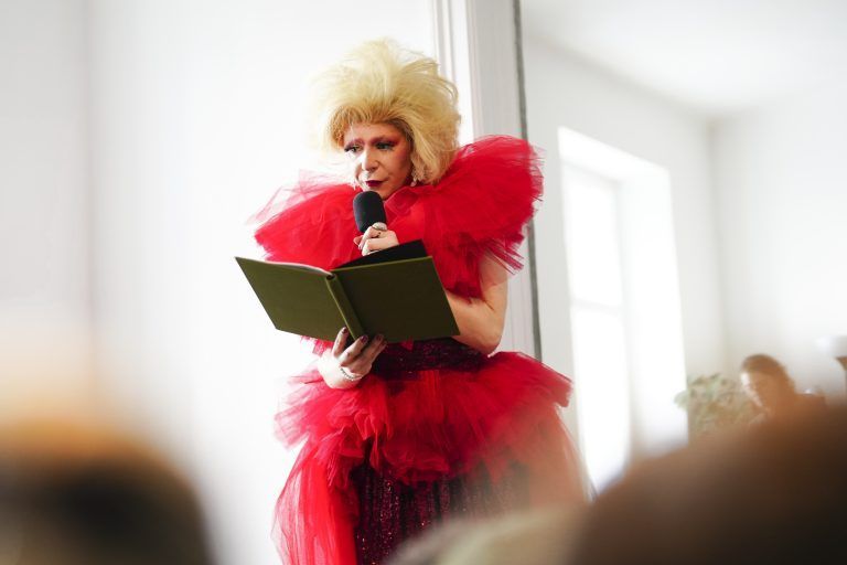 ABD0031_20230416 – WIEN – STERREICH: Freya Van Kant anl. der Lesung “Drag Storytime 4 Kids”, aufgenommen am Sonntag, 16. April 2023, in Wien. – FOTO: APA/EVA MANHART
