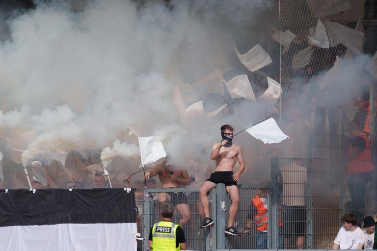 ABD0034_20240413 – BREGENZ –
STERREICH: Altach Fans whrend einer Admiral Bundesliga-Begegnung, Qualifikationsgruppe, 4. Runde, zwischen SC Austria Lustenau – Cashpoint SCR Altach am Samstag, 13. April 2024, in Bregenz. – FOTO: APA/DIETMAR STIPLOVSEK