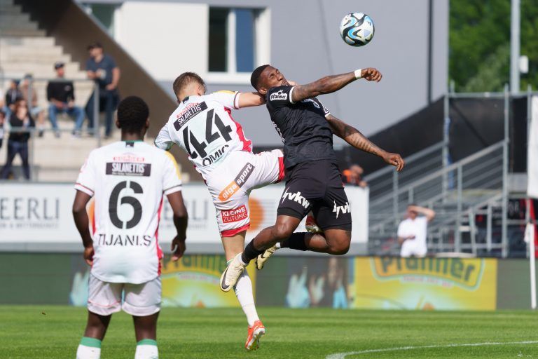 ABD0035_20240504 – ALTACH –
STERREICH: (v.l.) Ervin Omic (WAC) gegen Gustavo Santos Costa (Altach) whrend der Admiral Bundesliga-Begegnung, 8. Runde zwischen SCR Altach und RZ Pellets WAC am Samstag, 4. Mai 2024 in Altach. – FOTO: APA/DIETMAR STIPLOVSEK
