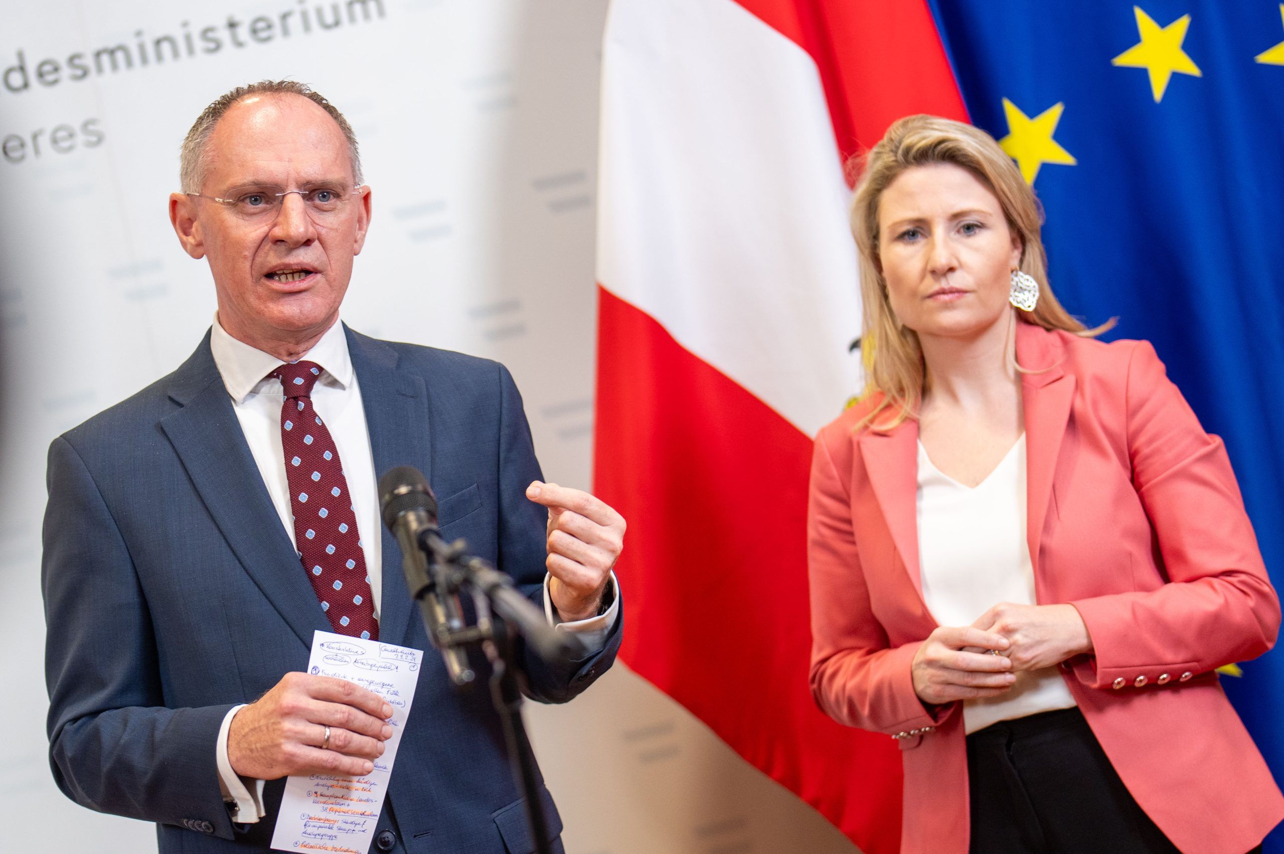 ABD0041_20240229 – WIEN – STERREICH: vlnr.: Innenminister Gerhard Karner (VP) und Frauenministerin Susanne Raab (VP) am Donnerstag, 29. Februar 2024, whrend eines Doorsteps nach einem Arbeitsgesprch zu Ttungsdelikten an Frauen. – FOTO: APA/GEORG HOCHMUTH
