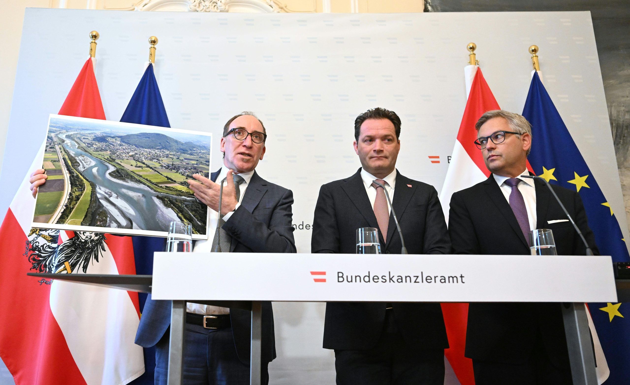 ABD0044_20240508 – WIEN –
STERREICH: Gesundheitsminister Johannes Rauch (Grne), Landwirtschaftsminister Norbert Totschnig (
VP) und Finanzminister Magnus Brunner (
VP) am Mittwoch, 8. Mai 2024, anl. des Doorsteps im Rahmen des Ministerrats im Bundeskanzleramt in Wien. – FOTO: APA/HELMUT FOHRINGER