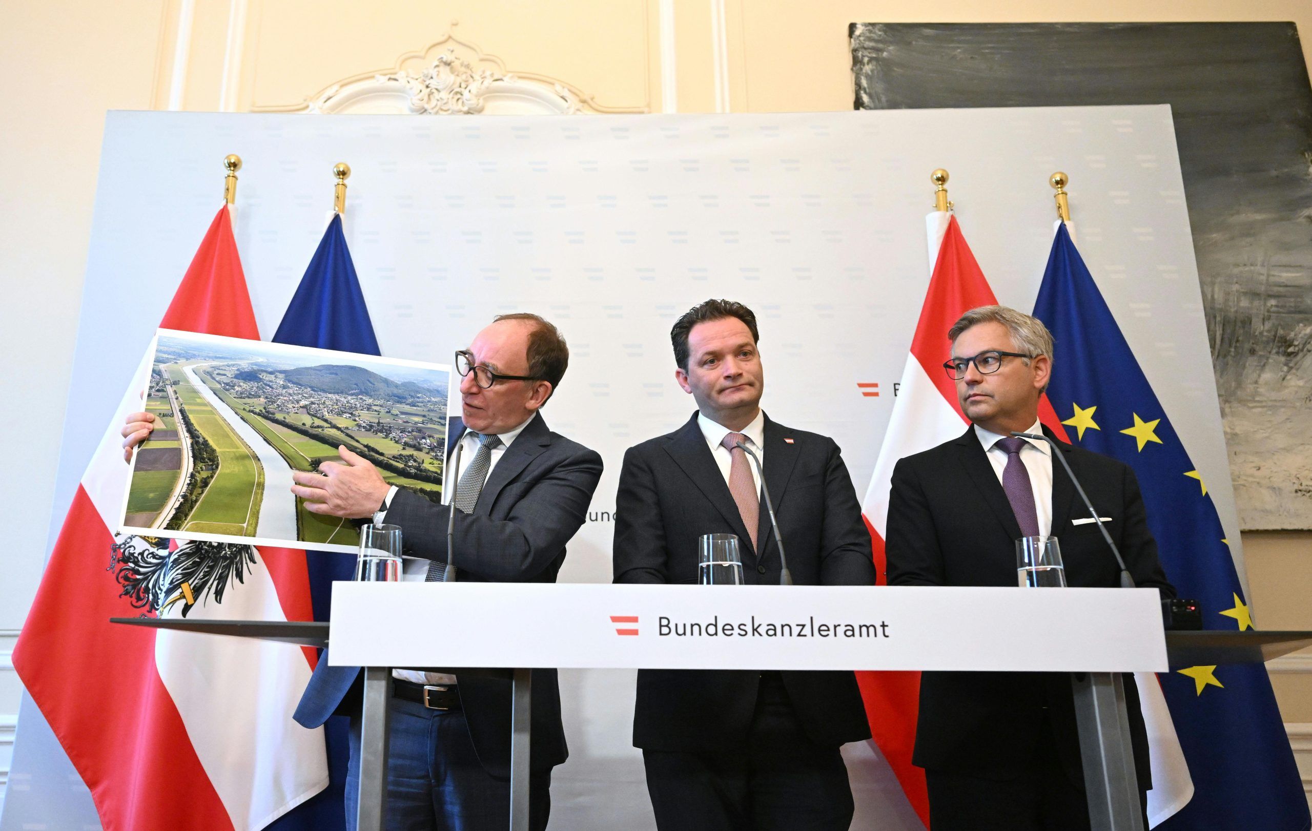 ABD0048_20240508 – WIEN –
STERREICH: Gesundheitsminister Johannes Rauch (Grne), Landwirtschaftsminister Norbert Totschnig (
VP) und Finanzminister Magnus Brunner (
VP) am Mittwoch, 8. Mai 2024, anl. des Doorsteps im Rahmen des Ministerrats im Bundeskanzleramt in Wien. – FOTO: APA/HELMUT FOHRINGER