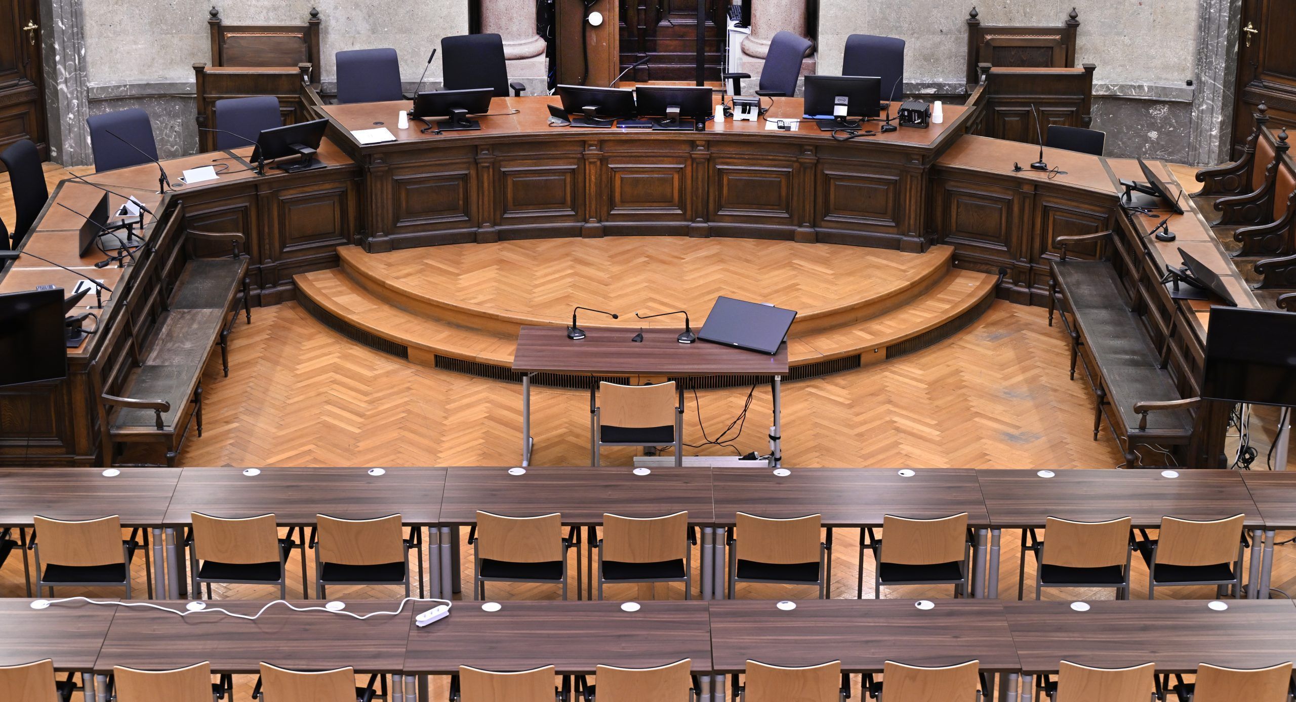 ABD0054_20231126 – WIEN – STERREICH: ++ THEMENBILD ++ Illustration zum Thema Justiz/Gericht/Verhandlungen/Strafrecht: Im Bild: Der gro§e Schwurgerichtssaal des Wiener Straflandesgerichts, aufgenommen am Donnerstag, 16. November 2023 in Wien. – FOTO: APA/HARALD SCHNEIDER