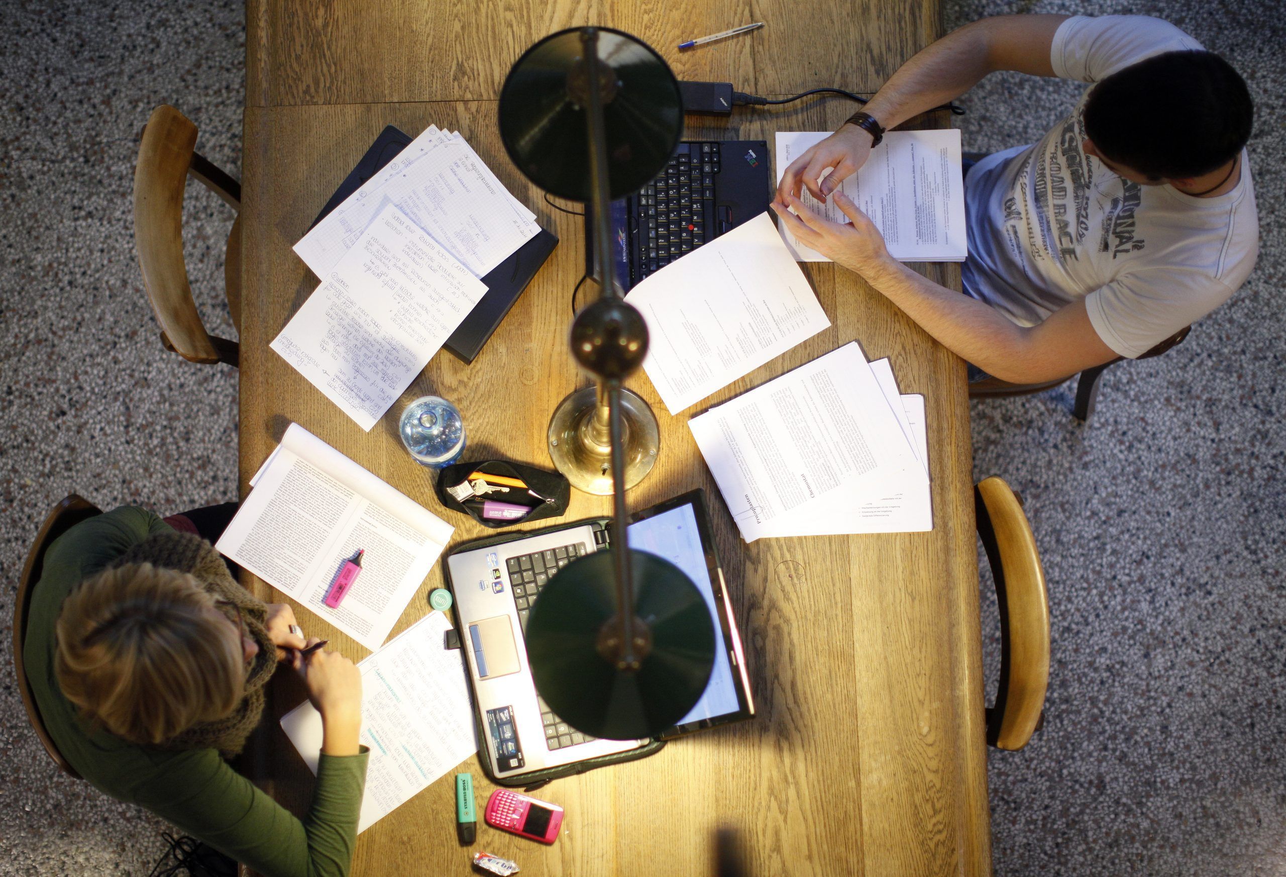 APA5755332 – 02112011 – WIEN – STERREICH: THEMENBILD – Illustration zum Thema “Universitten, Studium, Studenten”. Im Bild: Studenten in einem Lesesaal der Universitts-Bibliothek; aufgenommen am Mittwoch, 02. November 2011, an der Universitt Wien. APA-FOTO: GEORG HOCHMUTH