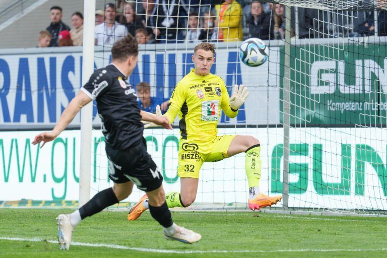 ABD0067_20240504 – ALTACH –
STERREICH: Schuss von Dominik Reiter (Altach) gegen Tormann Lukas Gtlbauer (WAC) whrend der Admiral Bundesliga-Begegnung, 8. Runde zwischen SCR Altach und RZ Pellets WAC am Samstag, 4. Mai 2024 in Altach. – FOTO: APA/DIETMAR STIPLOVSEK