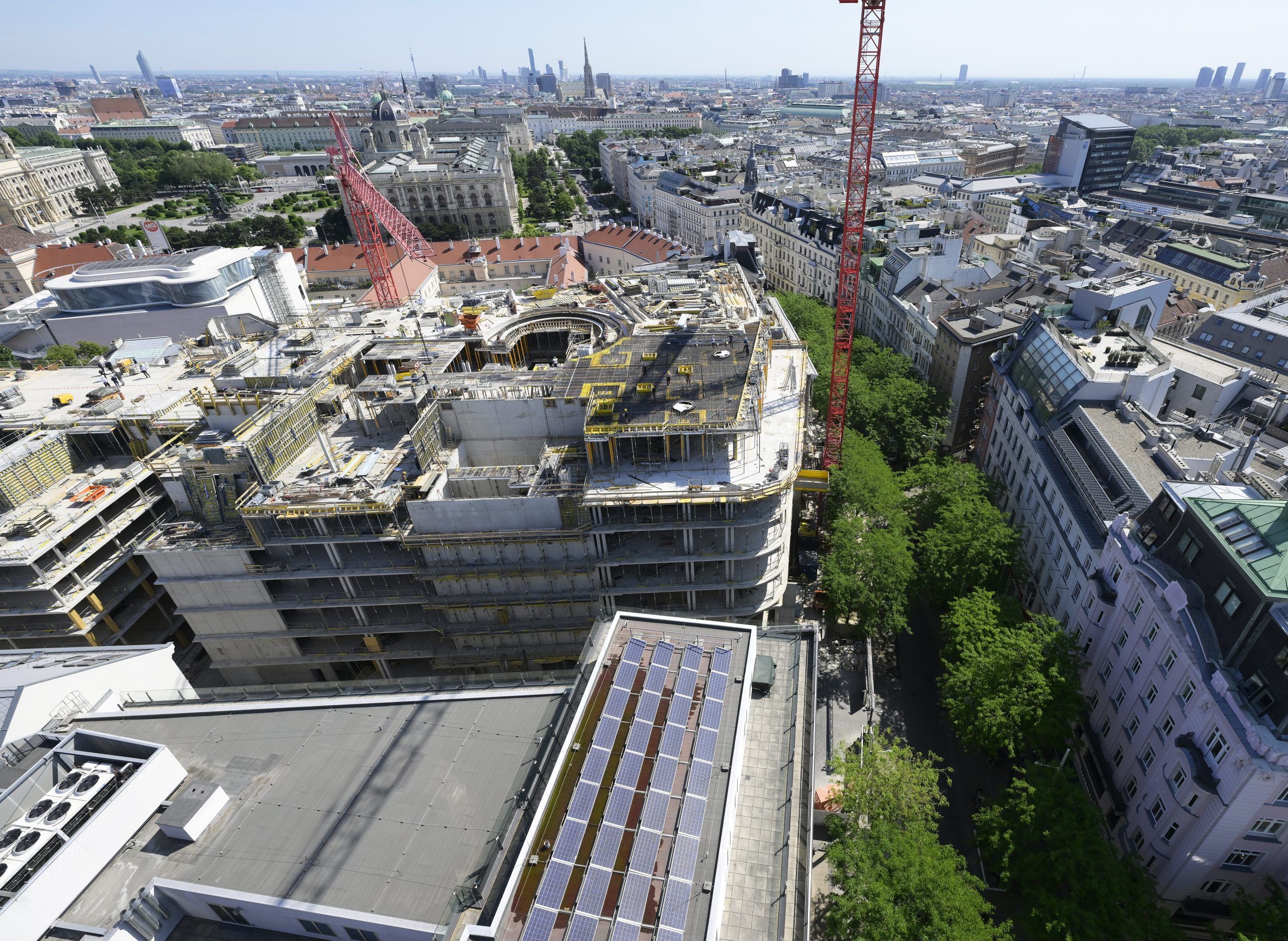 ABD0069_20230601 – WIEN –
STERREICH: Blick auf die Baustelle “Lamarr/Mariahilfer Stra§e” der Signa Holding am Donnerstag, 1. Juni 2023, in Wien. Das Immobilien-“Filetstck” von Kika/Leiner in der Wiener Mariahilfer Stra§e kaufte Signa bereits Ende 2017 um 60 Mio. Euro und errichtet dort derzeit das Luxus-Kaufhaus “Lamarr”. – FOTO: APA/ROBERT JAEGER