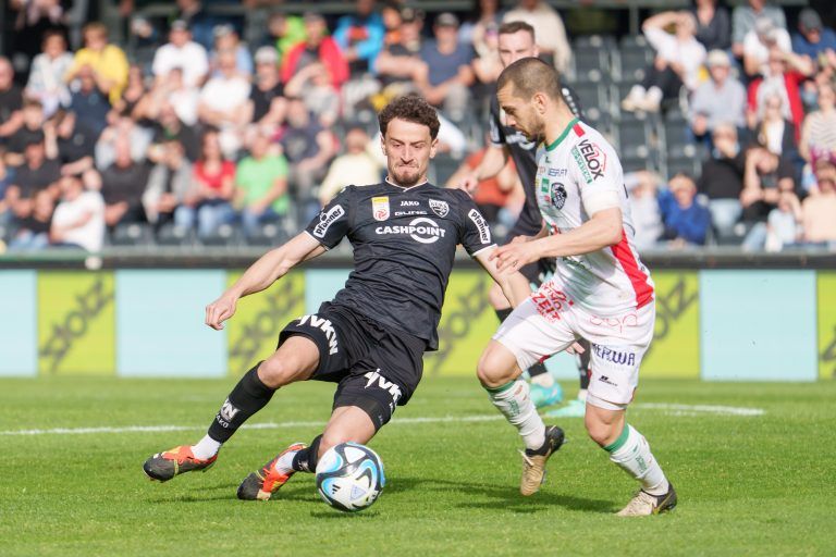 ABD0069_20240504 – ALTACH –
STERREICH: Vesel Demaku (Altach) gegen Sandro Altunashvili (WAC) whrend der Admiral Bundesliga-Begegnung, 8. Runde zwischen SCR Altach und RZ Pellets WAC am Samstag, 4. Mai 2024 in Altach. – FOTO: APA/DIETMAR STIPLOVSEK