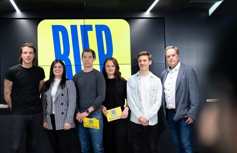 ABD0086_20240508 – WIEN –
STERREICH: vlnr.: Bierparteichef Dominik Wlazny, Viktoria Mllner, Thomas Schuster, Eva Loigge, Stefan Obkircher und Heinrich Leskowschek am Mittwoch, 08. Mai 2024, whrend einer PK der Bierpartei zum Thema “Team, Vision, Expertentum” in Wien. – FOTO: APA/GEORG HOCHMUTH
