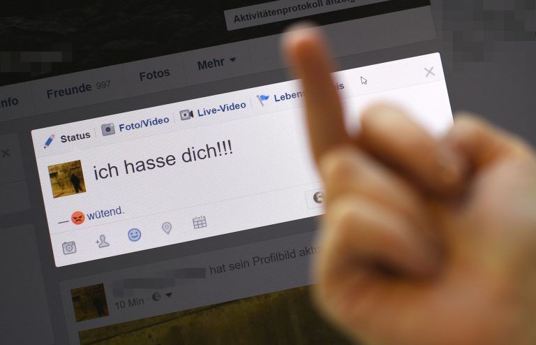 ABD0104_20170321 – WIEN – STERREICH: THEMENBILD – Illustration zum Thema Hass im Internet, aufgenommen am Dienstag, 21. Mrz 2017 in Wien. Eine Frau reagiert mit ausgestrecktem Zeigefinger auf einen Facebook Eintrag “Ich hasse dich!!!” (Gestellte Szene). – FOTO: APA/HELMUT FOHRINGER