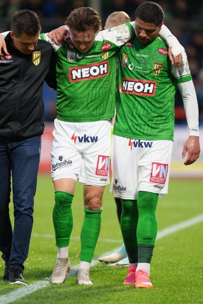 ABD0118_20240503 – BREGENZ –
STERREICH: Lukas Fridrikas (Lustenau) verlsst verletzt das Spielfeld am Freitag, 03. Mai 2024, whrend der Admiral Bundesliga-Begegnung, 8. Runde zwischen SC Austria Lustenau gegen FK Austria Wien, in Bregenz. – FOTO: APA/DIETMAR STIPLOVSEK