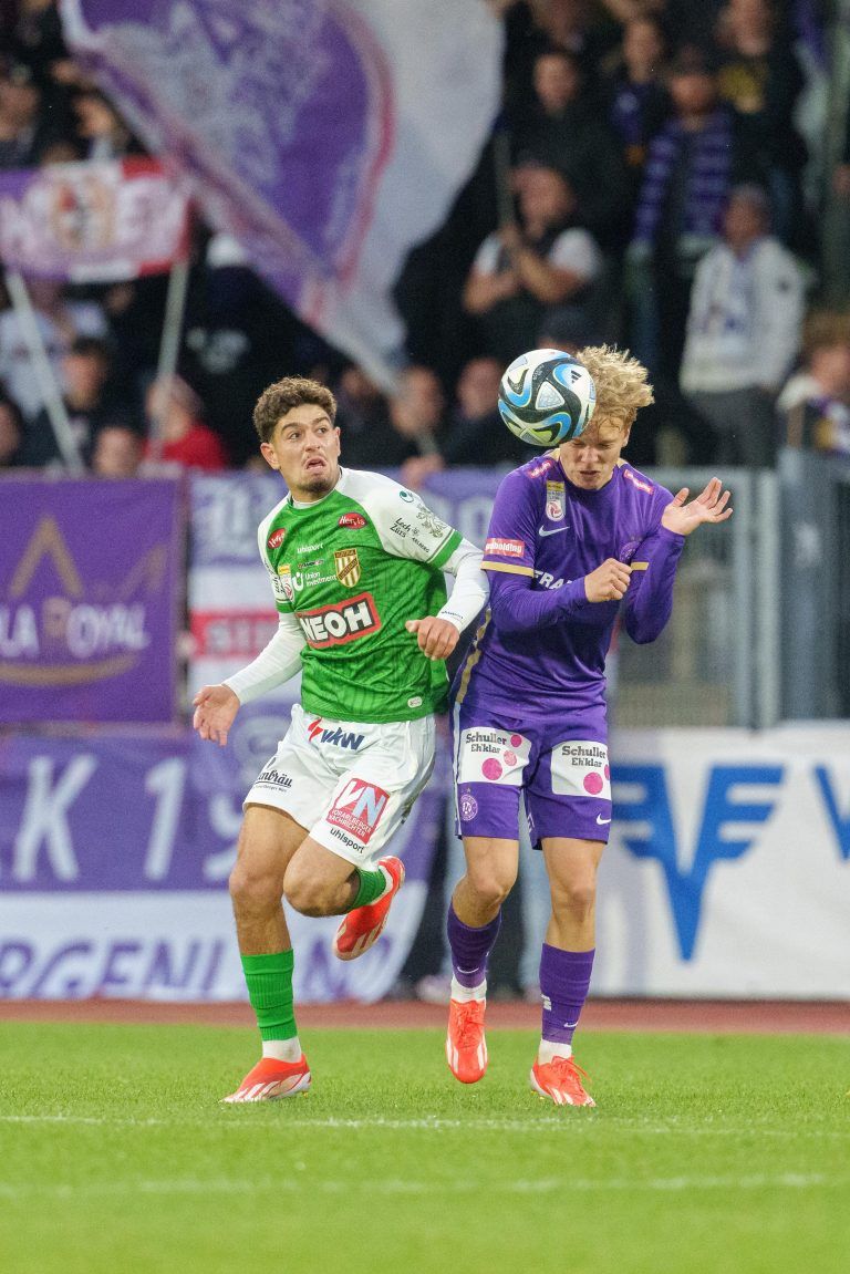 ABD0121_20240503 – BREGENZ –
STERREICH: (v.l.) Ben Bobzien (Lustenau) gegen Frans Krtzig (FK Austria Wien) am Freitag, 03. Mai 2024, whrend der Admiral Bundesliga-Begegnung, 8. Runde zwischen SC Austria Lustenau gegen FK Austria Wien, in Bregenz. – FOTO: APA/DIETMAR STIPLOVSEK