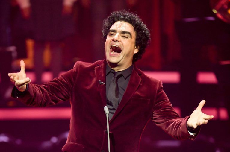 ABD0165_20220216 – MNCHEN – DEUTSCHLAND: ARCHIV – 05.12.2018, Bayern, Mnchen: Rolando Villazn, mexikanisch-franzsischer Tenor, tritt bei einer TV-Spendengala auf. Das Multitalent wird am 22.02.2022 50 Jahre alt. (zu dpa-Portrt “Tenor Villazn wird 50: Mozart als Freund”) Foto: Tobias Hase/dpa +++ dpa-Bildfunk +++. – FOTO: APA/dpa/Tobias Hase