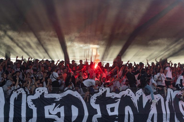 ABD0191_20230826 – LUSTENAU –
STERREICH: Altach-Fans am Samstag, 26. August 2023, im Rahmen der Admiral Bundesliga-Begegnung, 5. Runde, zwischen SC Austria Lustenau und Cashpoint SCR Altach in Lustenau. – FOTO: APA/DIETMAR STIPLOVSEK