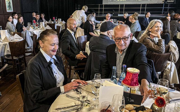 Am Ehrentisch: Die Freudenhaus Gründer Angelika und Willi Pramstaller