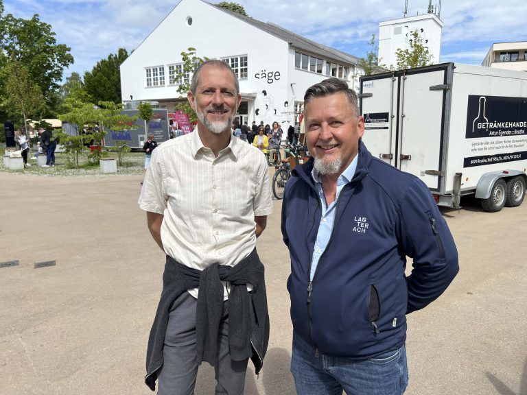Architekt Andreas Flatz und BL Jürgen Ropele vor _ihrer_ neuen Säge