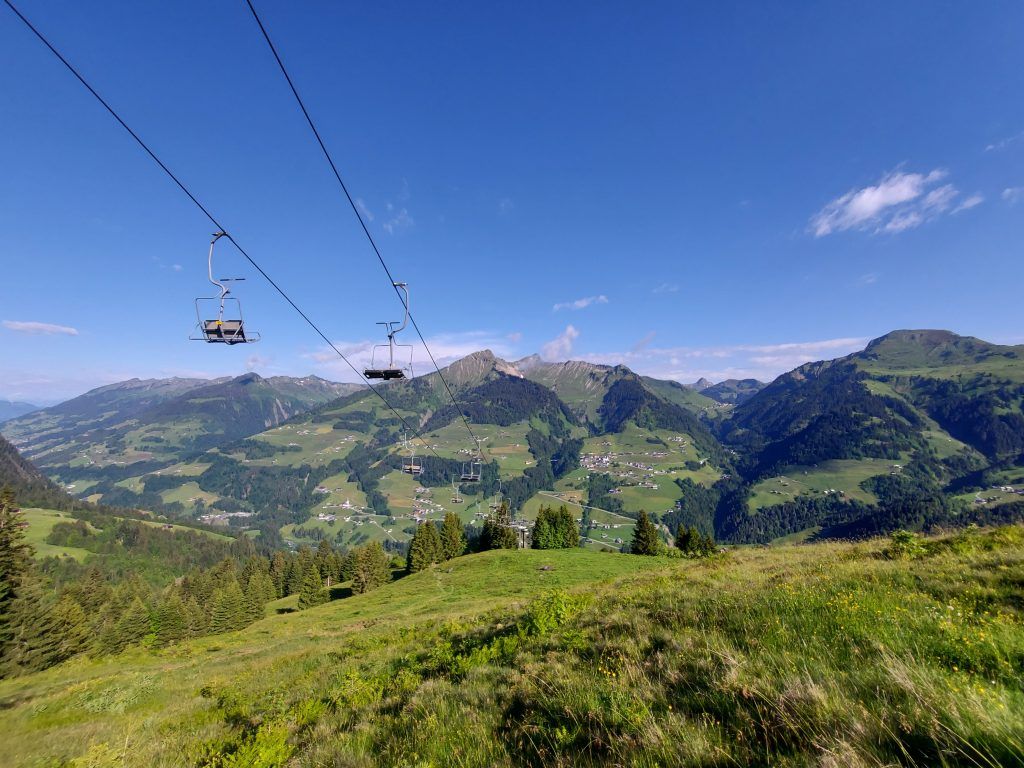 Ein See zwischen drei Alpen