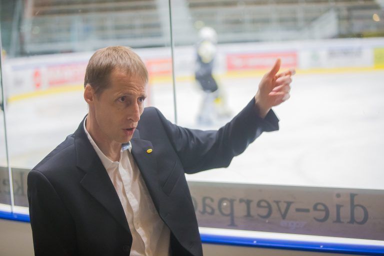 eishockey, dec, dornbirn bulldogs, – GM Alexander Kutzer spricht über die Kampagne “Bulldogs Bites Corona” (Kennenlernen der Massnahmen und Vorschriften) – Mitverfolgen des Pre-Game-Skates der Mannschaft von der Tribüne – Fotomöglichkeit während dem Training (aus dem Publikumsbereich) – Head Coach Kai Suikkanen steht für Fragen zur Verfügung (Testlauf der distanzierten MixedZone)