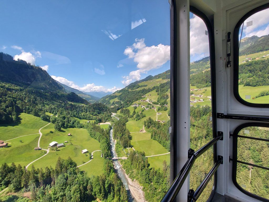 Ein See zwischen drei Alpen